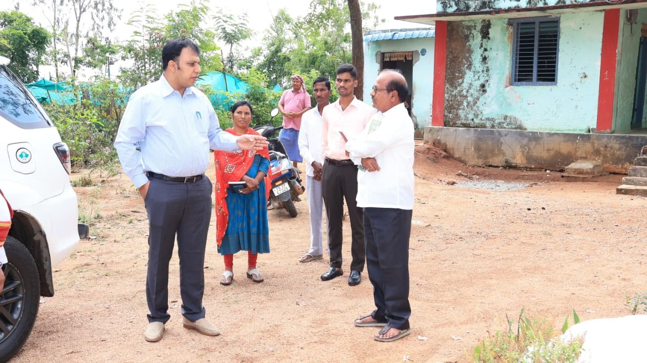 ప్రాథమిక పాఠశాలలో మధ్యాహ్న భోజన నాణ్యత పరిశీలన  అంగన్వాడీ, సఖి కేంద్రాల ఆకస్మిక తనిఖీ  జిల్లా కలెక్టర్ సందీప్ కుమార్ ఝా